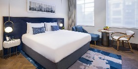 Bed and settee in a Dao by Dorsett North London Bedroom.