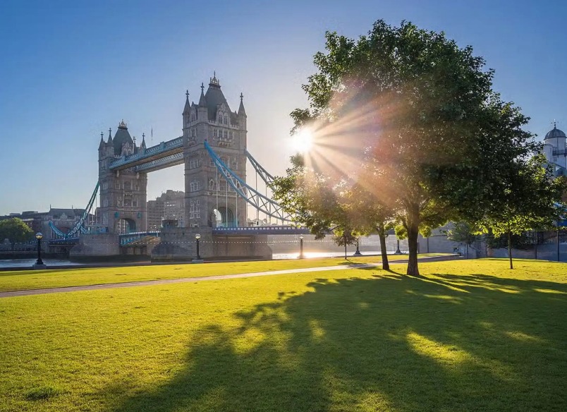 A sunny day with a view of the Tower Bridge in London.